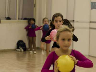 Le bambine cominciano gli esercizi con la palla, uno dei cinque attrezzi usati nelle coreografie di ginnastica ritmica